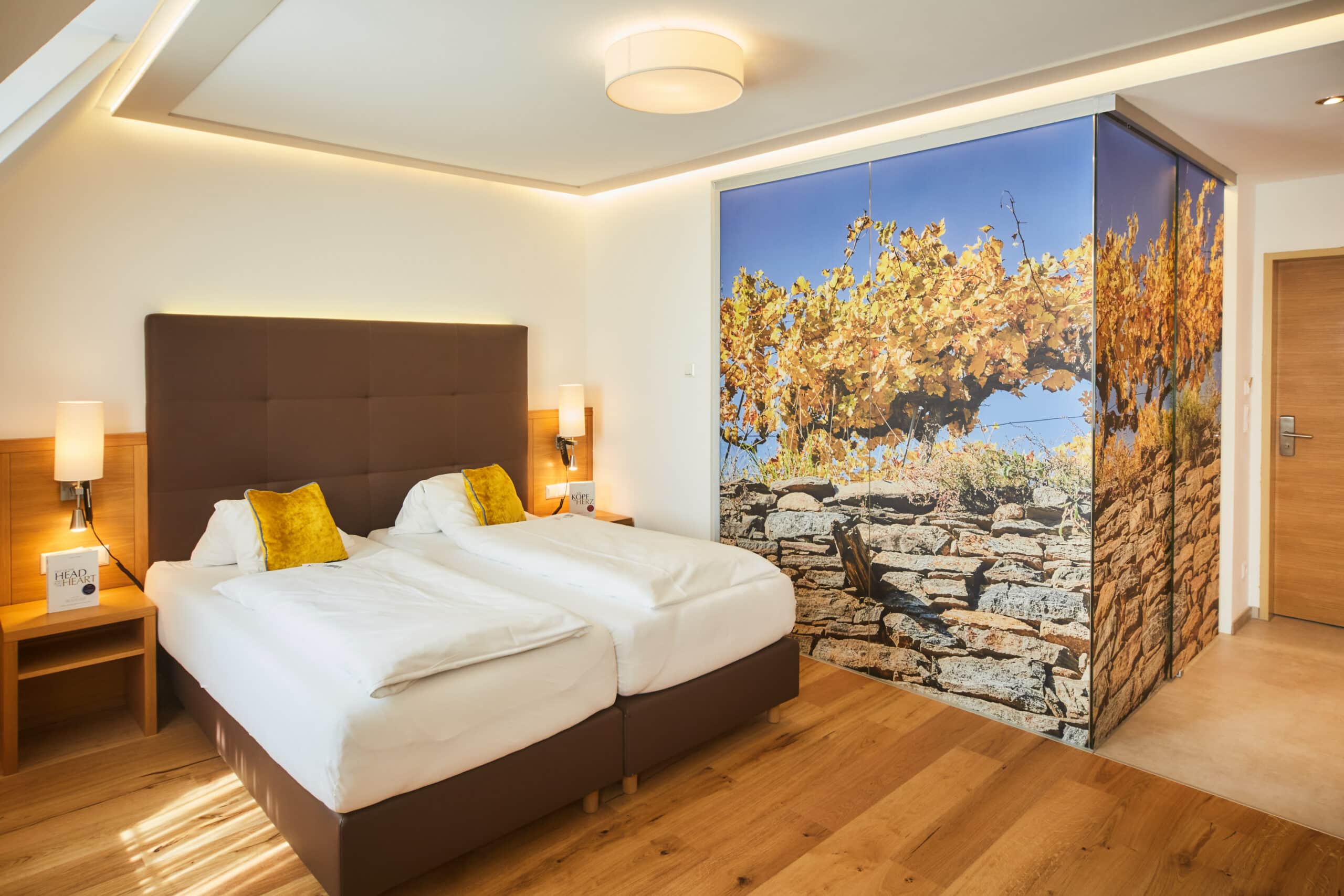 Komfort Zimmer mit Balkon im Schloss Luberegg 1787 – Nächtigen im Eventresort Wachau Komfort Zimmer mit Balkon und Donaublick im Schloss Luberegg 1787 – stilvolle Nächtigung im Eventresort Wachau