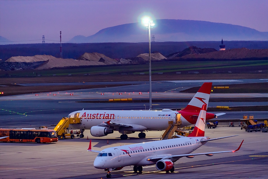 Internationale Anreise – Flughafen Wien-Schwechat und Transfer zum Schloss Luberegg 1787 Flugzeuge der Austrian Airlines am Flughafen Wien-Schwechat – internationale Anreise nach Österreich