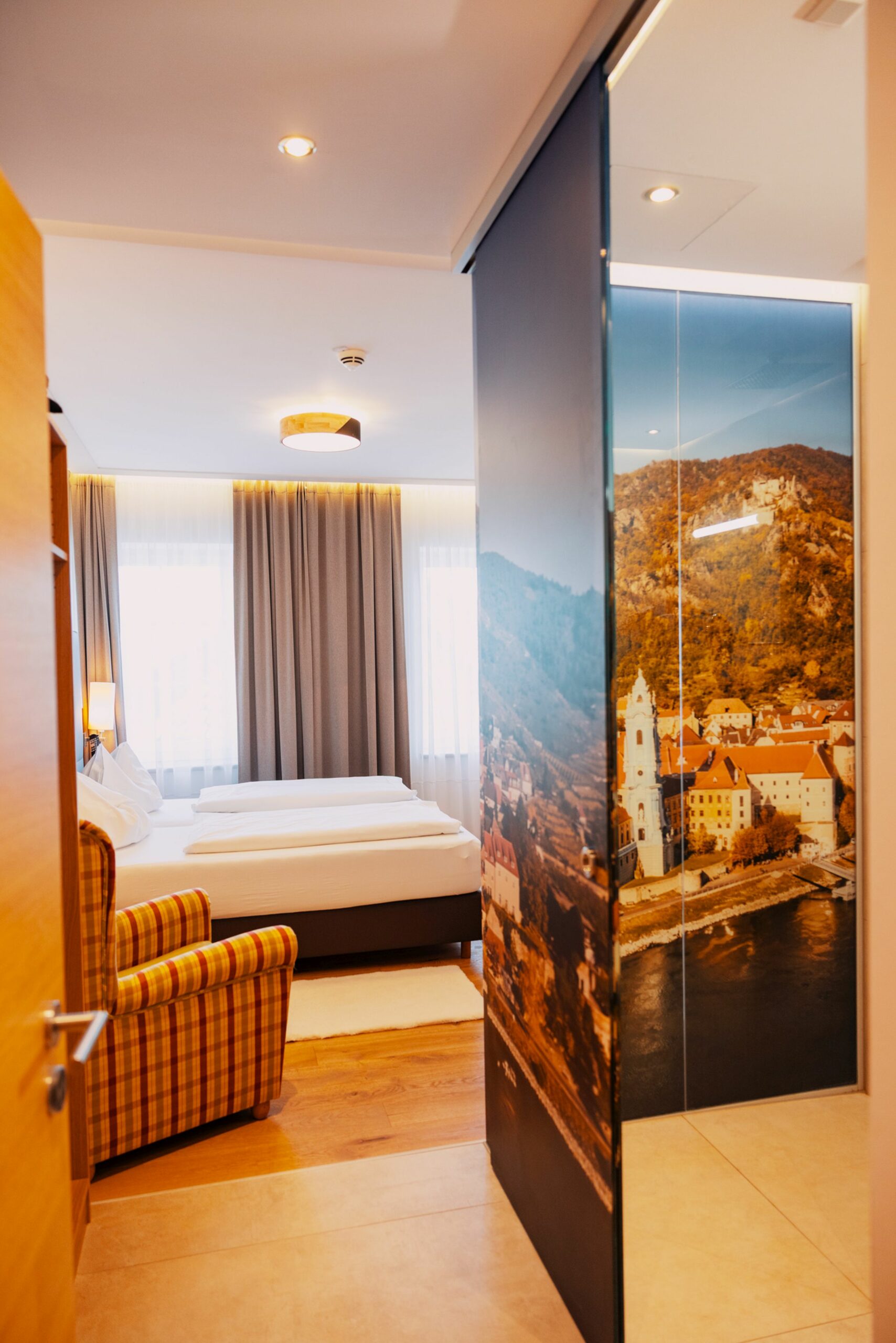 Großzügiges Deluxe Room mit modernem Design und Wachau-Motiv im Schloss Luberegg 1787 – komfortable Nächtigung im Eventresort Wachau