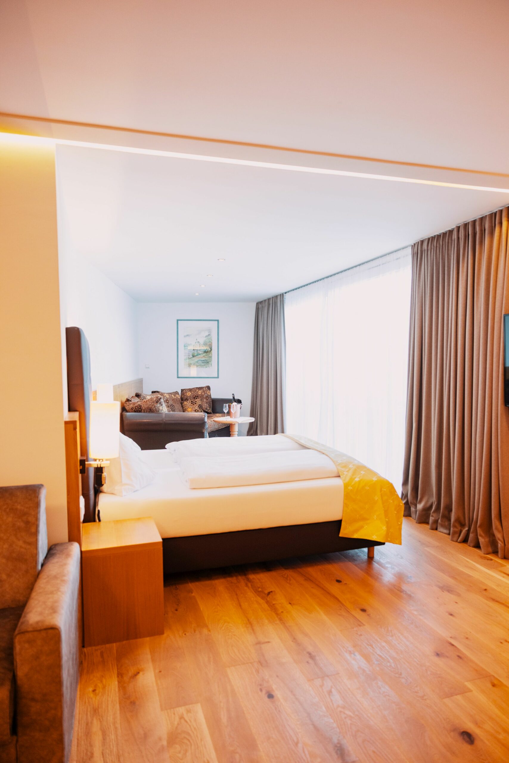 Helles Deluxe Doppelzimmer mit modernem Design und teilweise Donaublick
