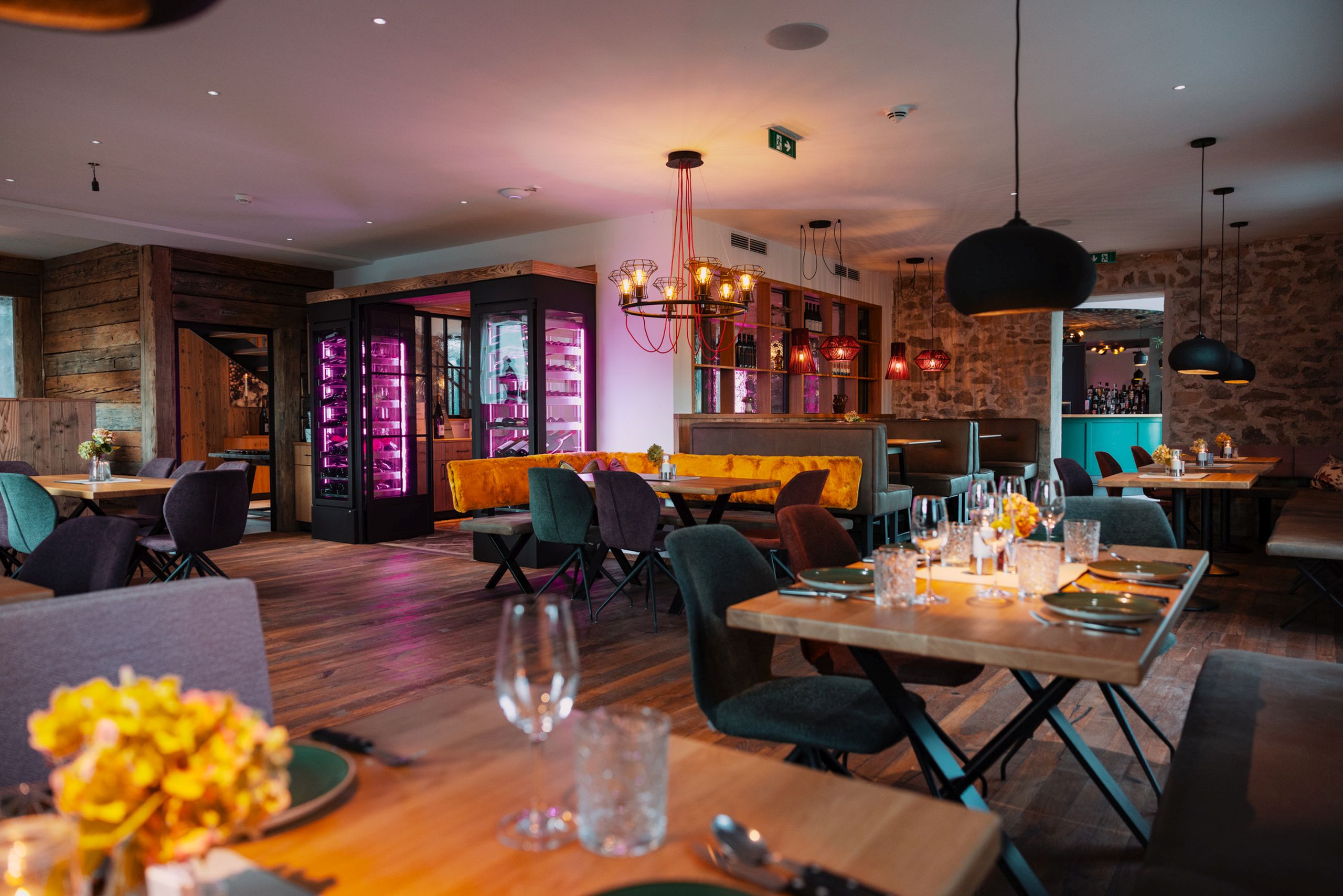 Die Schlosserei – Heuriger & Bar im Schloss Luberegg Restaurantbereich der Schlosserei – moderner Heuriger und Bar im Schloss Luberegg